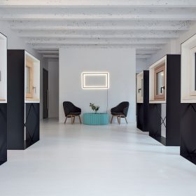 Celý showroom byl vyčištěn a působí proto přehledně.