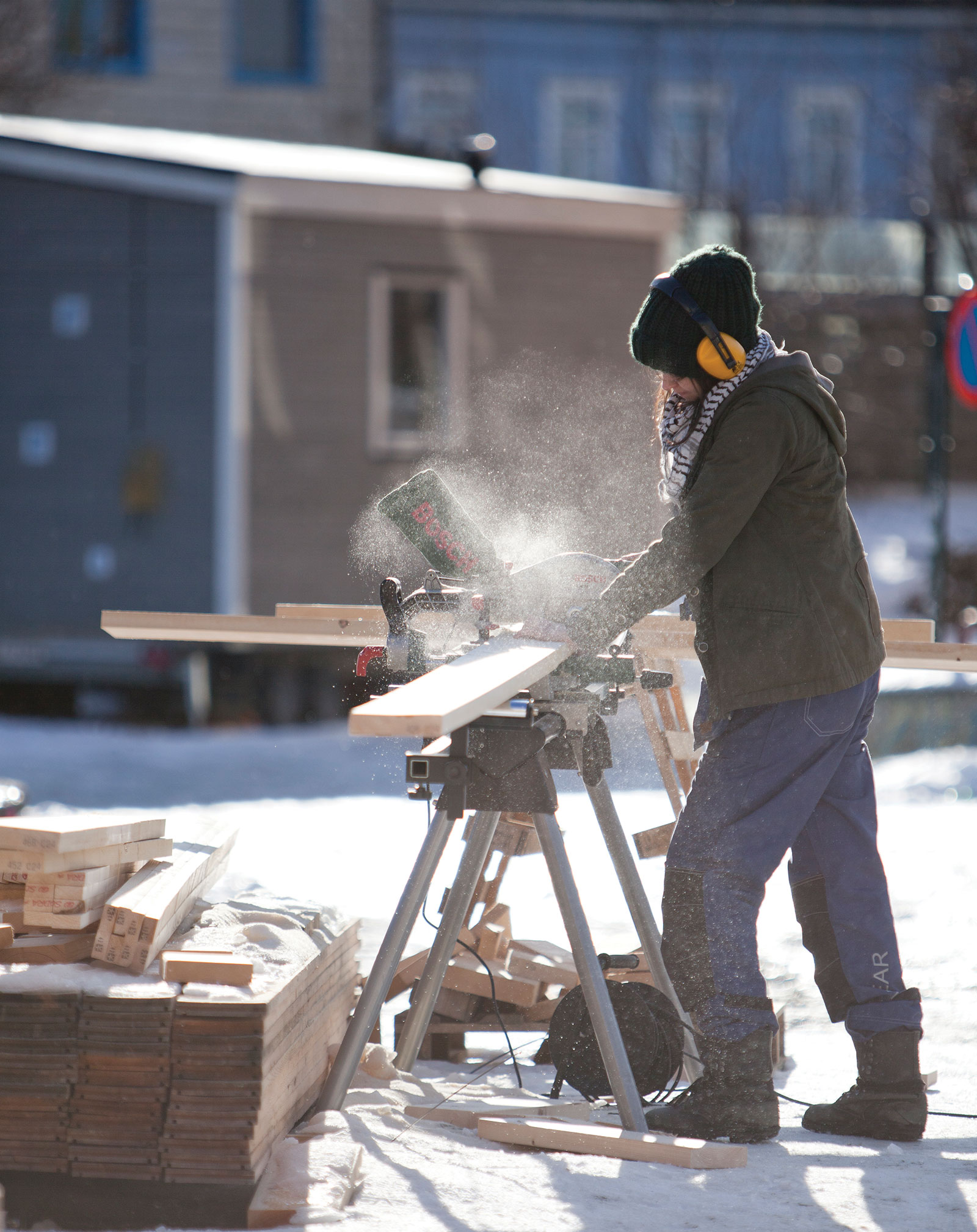 Guro using the saw