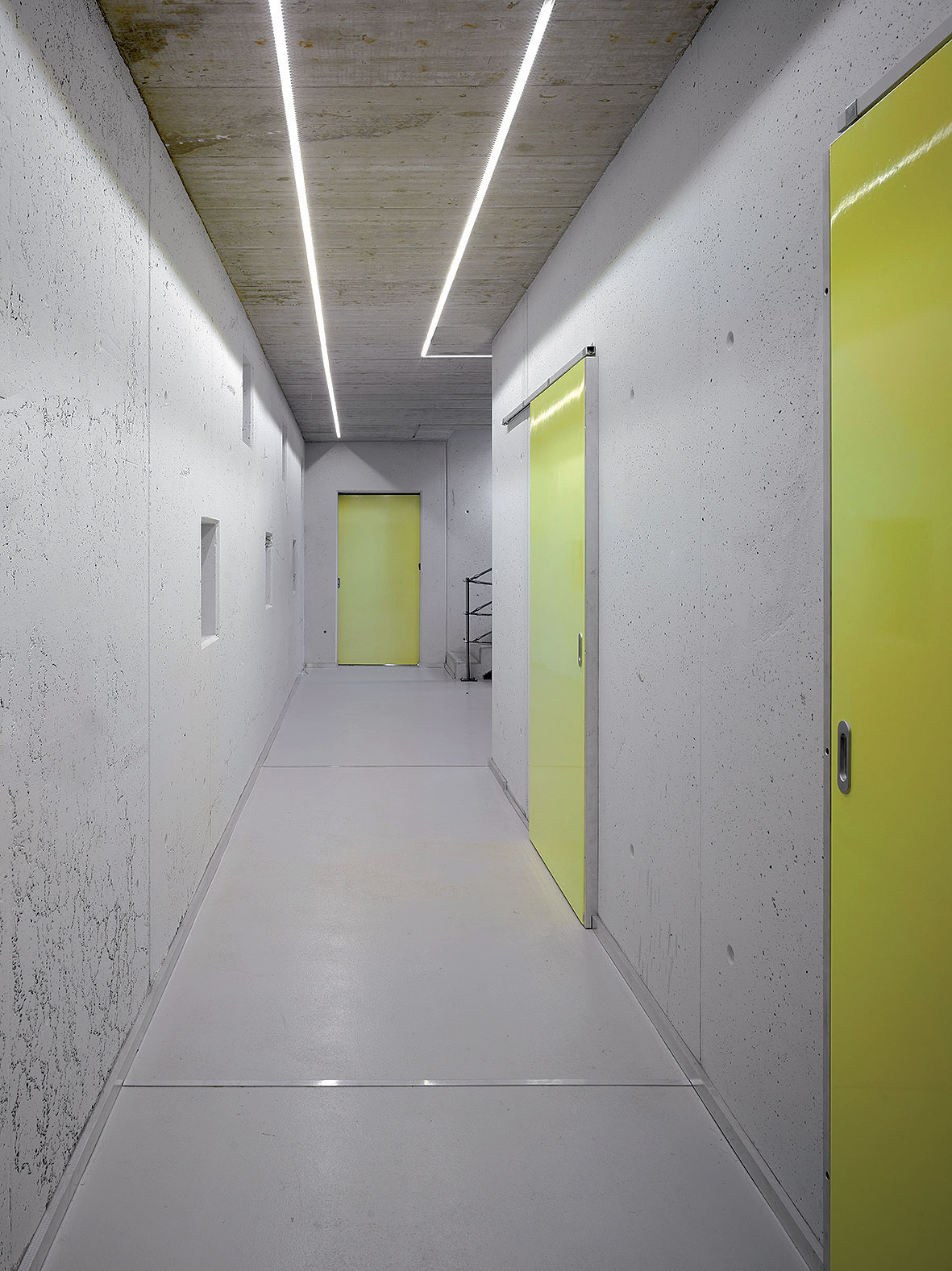 Kontrast betonu a výrazné barvy v interiéru