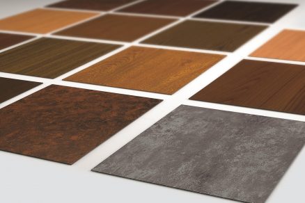 Různé designy metody nanášení povrchové úpravy heroal SD nabízí ušlechtilý dřevěný a betonový vzhled. Realizovat lze téměř jakýkoli požadovaný design. Foto: heroal