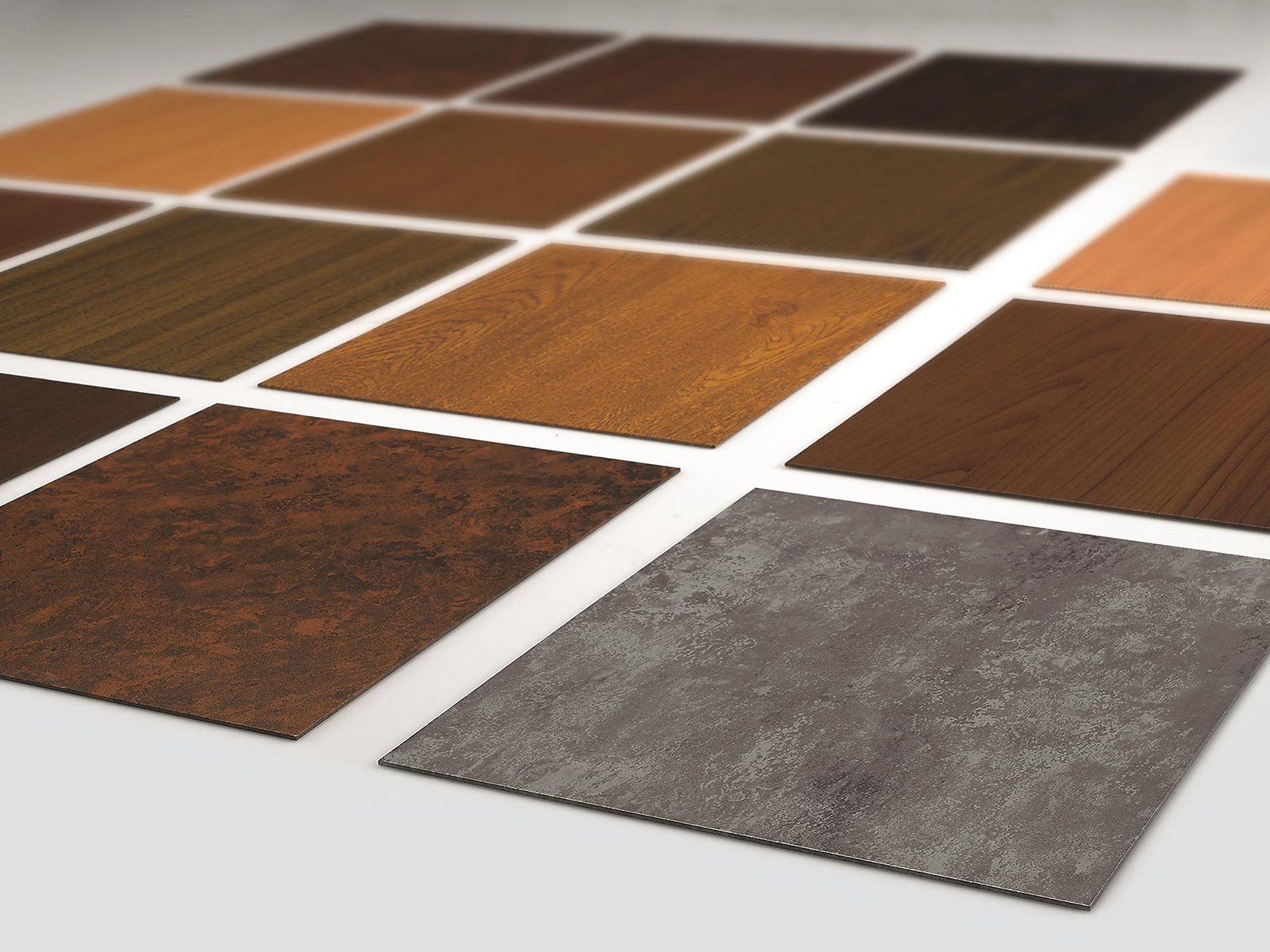 Různé designy metody nanášení povrchové úpravy heroal SD nabízí ušlechtilý dřevěný a betonový vzhled. Realizovat lze téměř jakýkoli požadovaný design. Foto: heroal