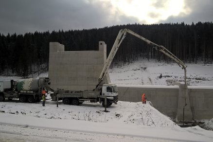 Celkem bylo na hráz dodáno více než 5.200 m3 betonu.