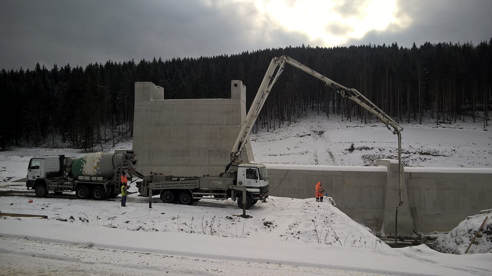 Celkem bylo na hráz dodáno více než 5.200 m3 betonu.