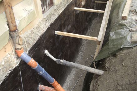 Dvoukomponentní silnovrstvá bitumenová stěrka pro izolaci staveb a stavebních částí pod úrovní terénu před zemní vlhkostí zadržované vsakující se vodě i tlakové vodě až 3 m vodního sloupce.
