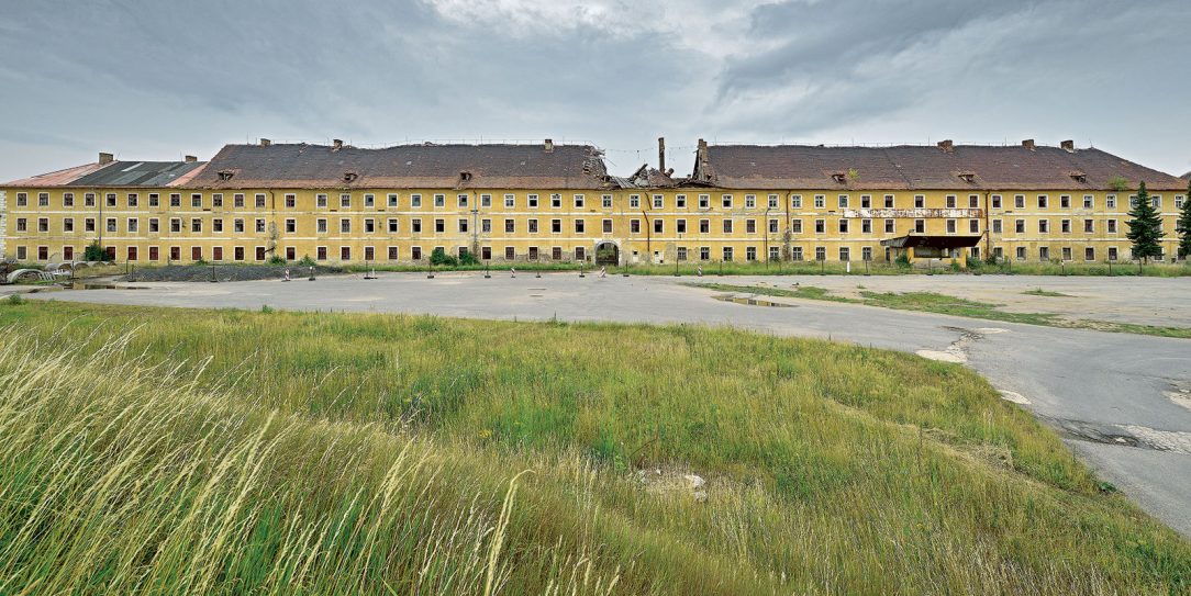 Kasárna Jana Žižky jsou v dezolátním stavu město však na rekonstrukci nemá dostatek prostředků.
