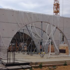 Na stavbu byl použit beton vhodný pro řešení pohledových betonových konstrukcí na oblouky sloupy a skořepinu objektu