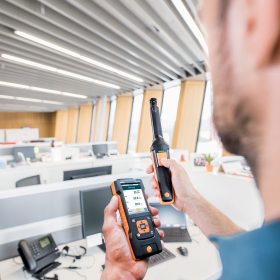 Přístroj testo 535 pro měření CO2. Přenosný a vhodný pro dlouhodobá měření; měří úroveň CO2 rychle a spolehlivě.