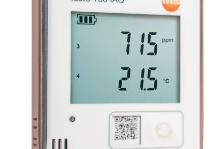 Záznamník dat testo 160 IAQ je ideální pro kontinuální měření teploty, vlhkosti a úrovně CO2. Přenos naměřených hodnot do Testo-Cloudu probíhá pomocí WLAN sítě. Notifikace alarmu je realizováno pomocí e-mailu či SMS. LED signalizace na principu semaforu zaručuje okamžitý přehled úrovně CO2 v místnosti.