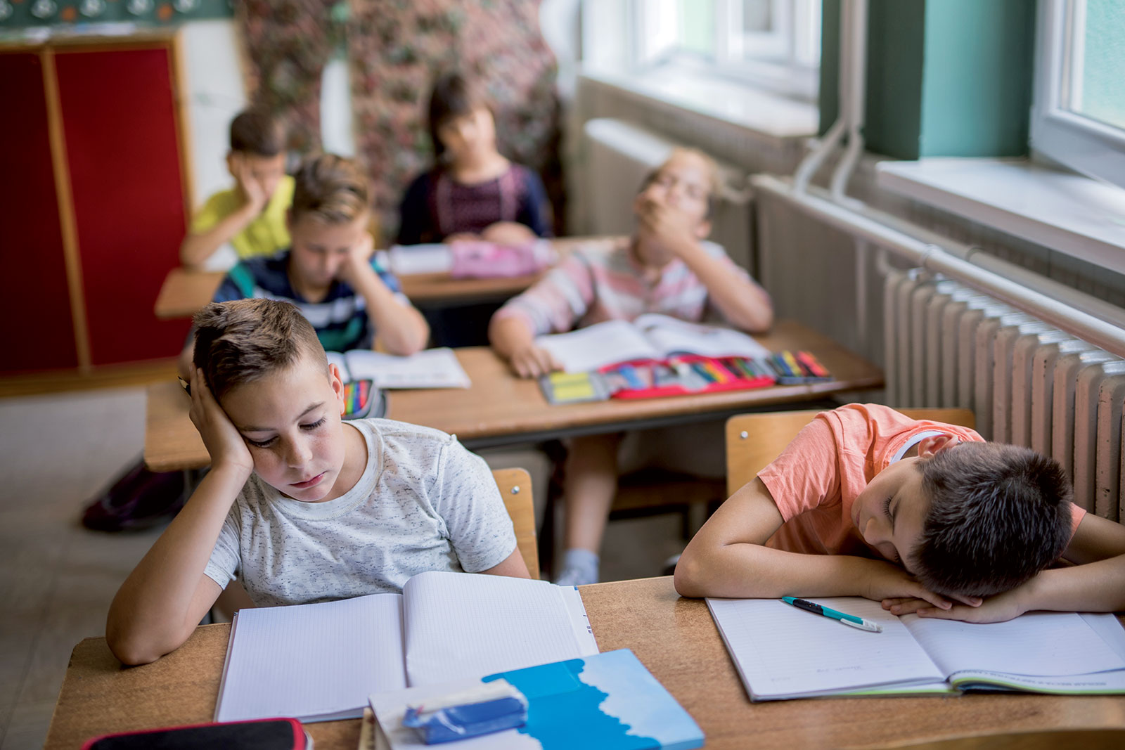 Úroveň koncentrace CO2 hraje velkou roli také ve školách kde ovlivňuje míru únavy studentů. Školy tuto problematiku řeší pravidelným větráním učeben.