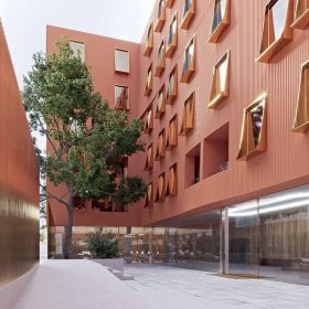 Dům U Milosrdných komunikuje s okolím moderním architektonickým jazykem.