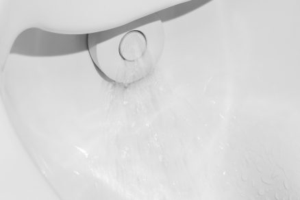 WC Cleanet Navia Tryska zapuštěná a ukrytá za záslepkou