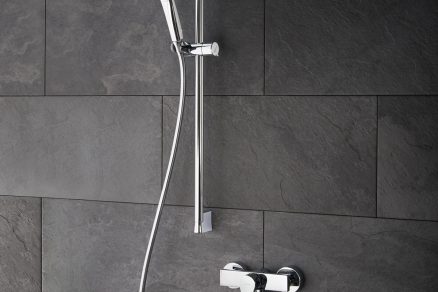 Více místa pro zábavu při sprchování: Vzadu umístěná kartuše u jednopákové sprchové baterie Kludi Zenta SL nechává více prostoru a pohybu ve sprše.
