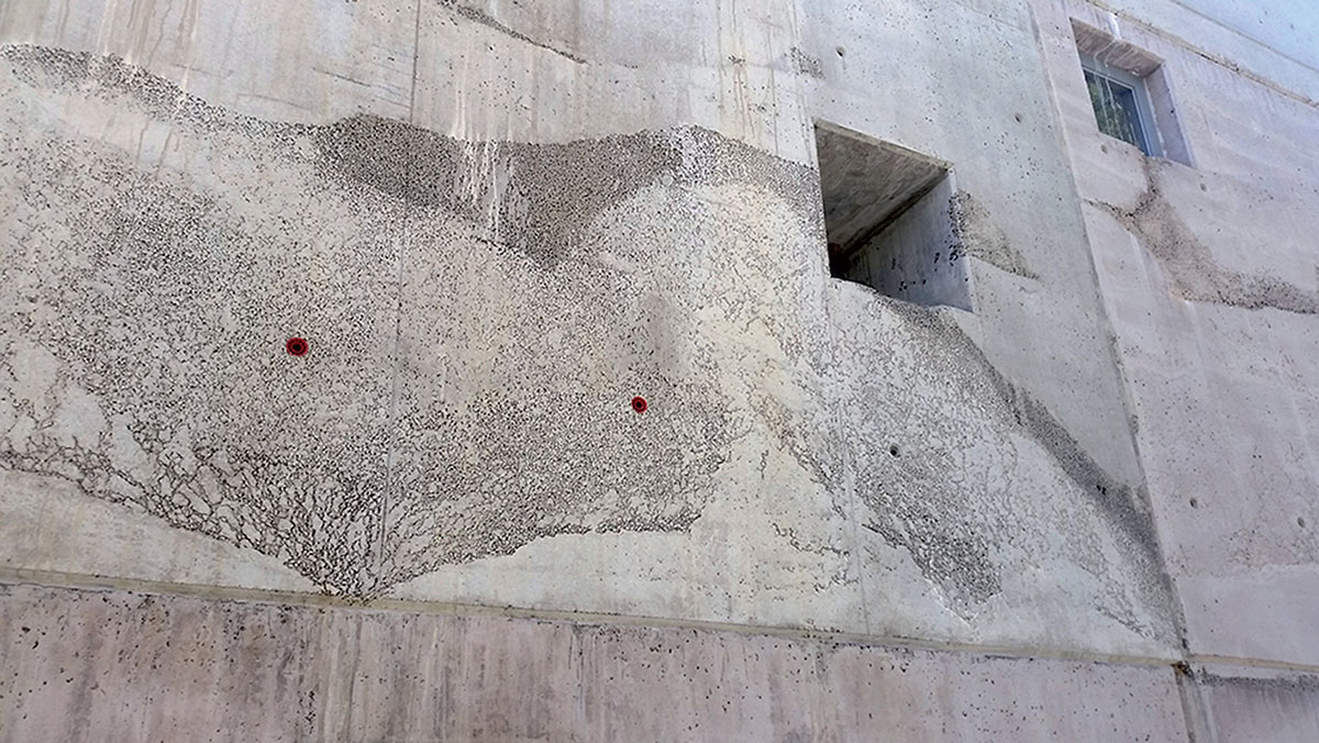 Detail betonové stěny budovy ve Strančicích