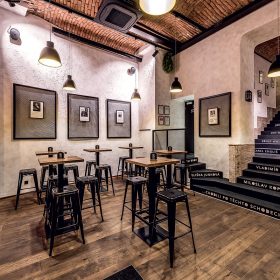 Interiér restaurace sjednocuje ručně škrábaná dubová podlaha.