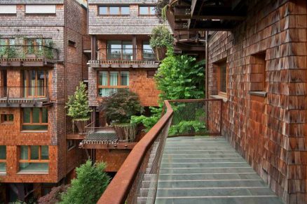 Komfort bydlení zvyšuje venkovní prostor širokých teras nepravidelných tvarů u každého z bytů