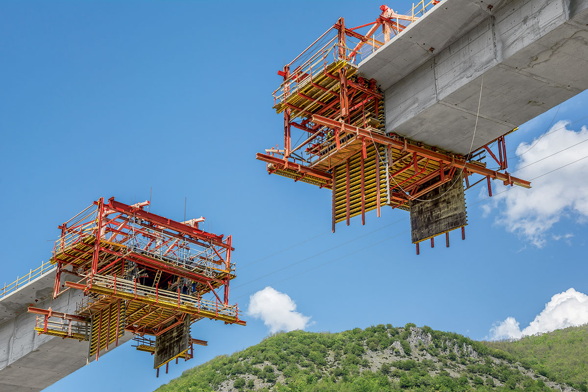 Levá pravá i prostřední část mostovky byly rozděleny každá do 64 betonářských záběrů a prováděny současně spolu se čtyřmi vozíky pro letmou betonáž VBC.