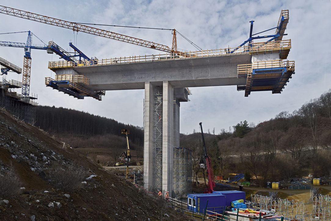 Most je realizován pomocí vozíků letmé betonáže Doka. Most je realizován pomocí vozíků letmé betonáže Doka.