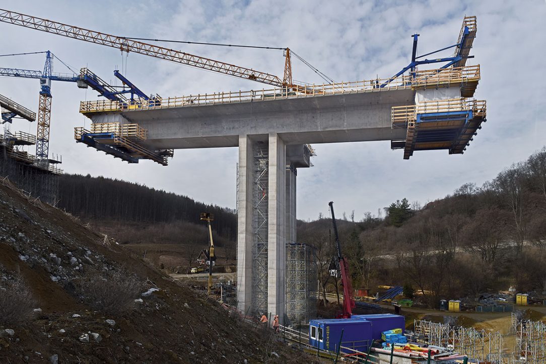 Most je realizován pomocí vozíků letmé betonáže Doka.
