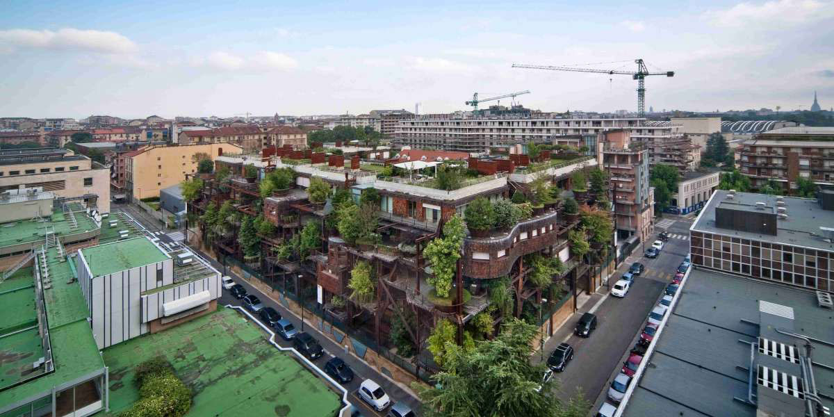 Obvodový bytový blok je souvislou zelenou fasádou sice jasně oddělen od vnějšího uličního prostředí