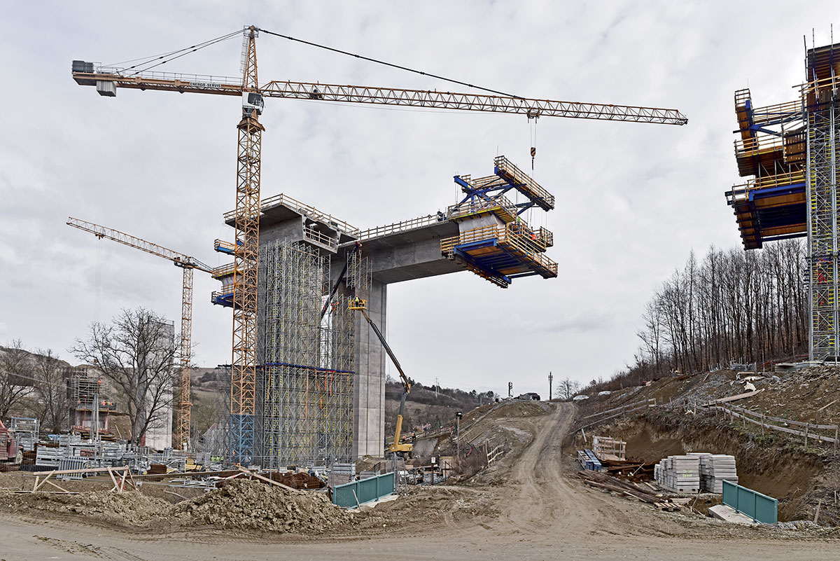 Po setkání vahadel a dokončení betonáže úseku vozíky odcouvají na původní místa a budou přesunuty na vedlejší mostovku.