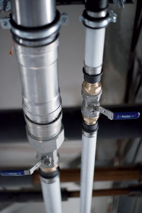 Při výměně instalací teplé a cirkulační vody v Terminálu 1 a 2 byla použita kombinace nerezového systému Sanpress Inox a plastohliníkového systému Smartpress.