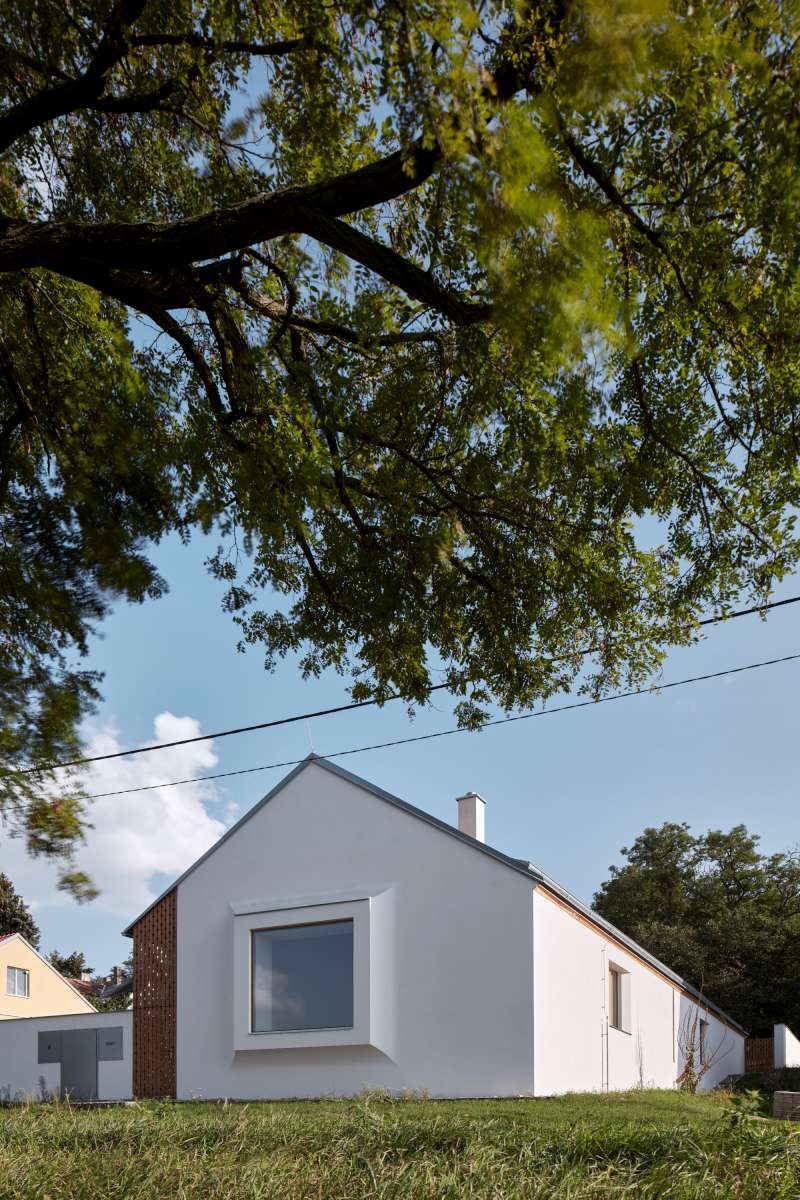 Stavba je štítem s arkýřem s rozměrným oknem obrácena do ulice arkýř se jemně prolamuje fasádou domu a opticky tak její povrch změkčuje