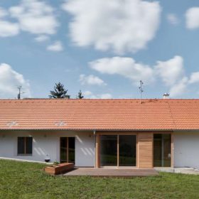 Stavba netrpí častým neduhem malých oken a je oproštěna od přehnaného romantismu