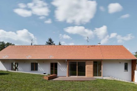 Stavba netrpí častým neduhem malých oken a je oproštěna od přehnaného romantismu
