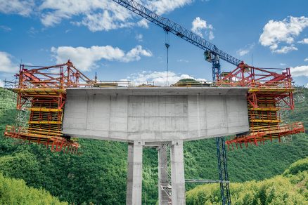 U metody letmé betonáže je mostovka budována rovnoměrně na obě strany z jednotlivých pilířů formou vahadel.