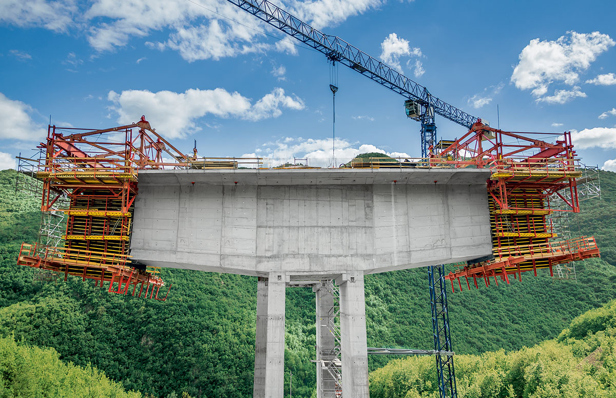 U metody letmé betonáže je mostovka budována rovnoměrně na obě strany z jednotlivých pilířů formou vahadel.