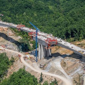 V prvním úseku přes hornatou oblast v západní části Severní Makedonie bylo na nové dálnici vybudováno celkem 14 viaduktů. V délce cca 10 km muselo být přemístěno přes 4 000 000 m³ zeminy a uloženo 150 000 t betonu a 15 000 t armatury.