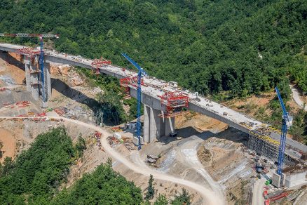 V prvním úseku přes hornatou oblast v západní části Severní Makedonie bylo na nové dálnici vybudováno celkem 14 viaduktů. V délce cca 10 km muselo být přemístěno přes 4 000 000 m³ zeminy a uloženo 150 000 t betonu a 15 000 t armatury.