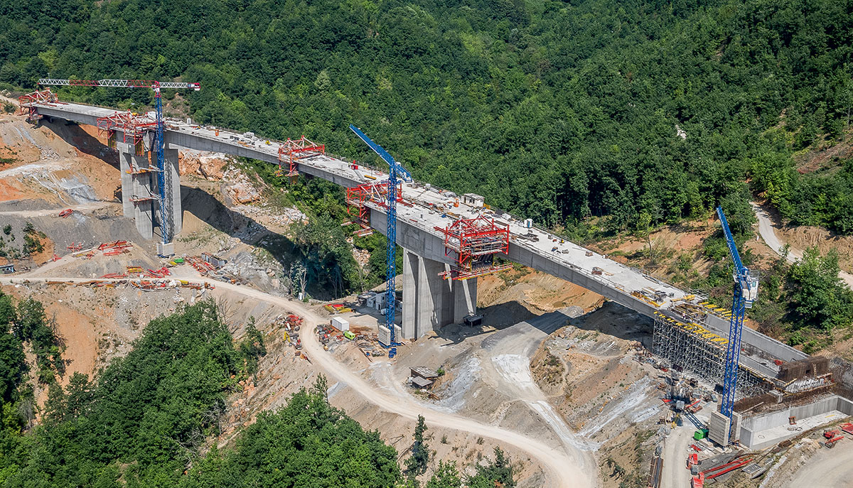 V prvním úseku přes hornatou oblast v západní části Severní Makedonie bylo na nové dálnici vybudováno celkem 14 viaduktů. V délce cca 10 km muselo být přemístěno přes 4 000 000 m³ zeminy a uloženo 150 000 t betonu a 15 000 t armatury.
