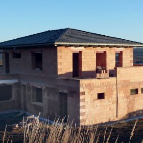 Obr. 2 Realizace domu ze systému Porotherm