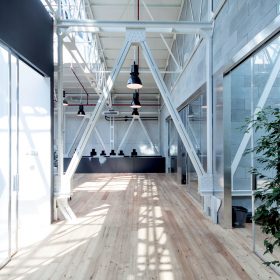 Přívětivý industriál v interiéru kanceláří