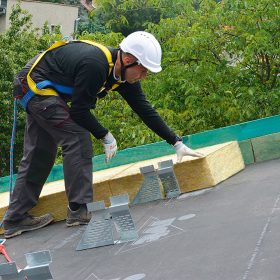 Zateplení šikmé střechy nad krokvemi izolacemi z kamenné vlny ROCKWOOL – systém TOPROCK