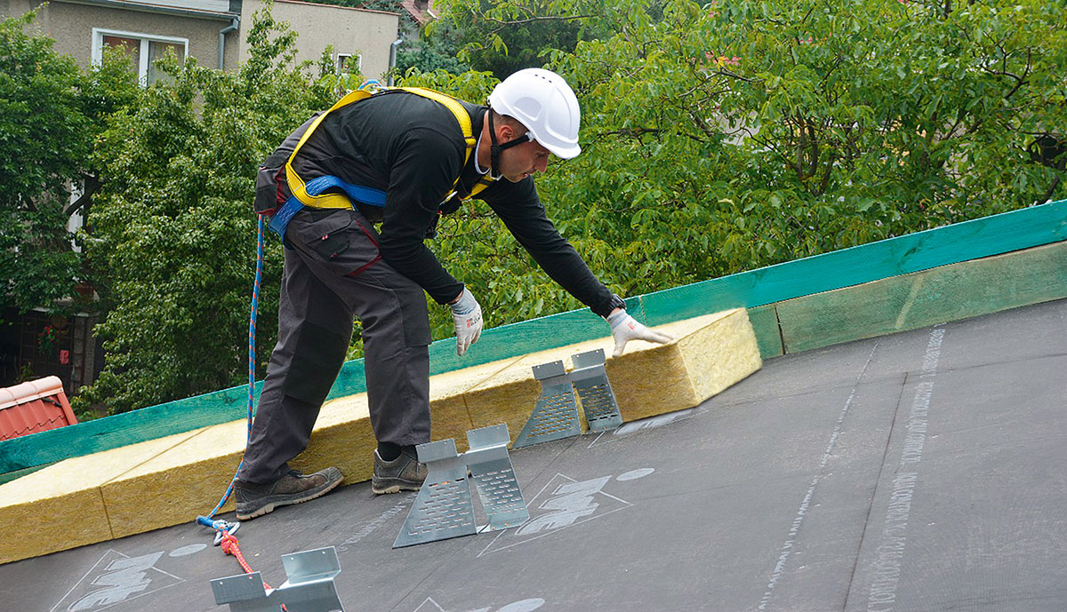 Zateplení šikmé střechy nad krokvemi izolacemi z kamenné vlny ROCKWOOL – systém TOPROCK