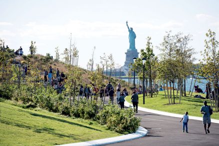Po obvodu ostrova vede pohodlná promenáda která umožňuje návštěvníkům užít si pohledy na moře a newyorské panorama.