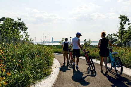 Použité výsadby evokují divokou přírodu kterou si Newyorčané mohou užívat na kole i pěšky.