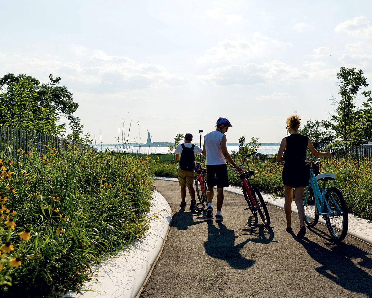Použité výsadby evokují divokou přírodu kterou si Newyorčané mohou užívat na kole i pěšky.