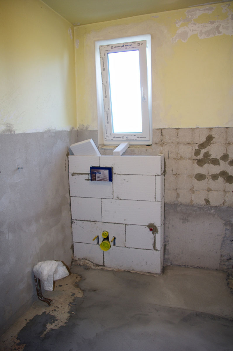 Toalety se dnes nejčastěji instalují závěsné s podomítkovým úsporným splachovacím systémem