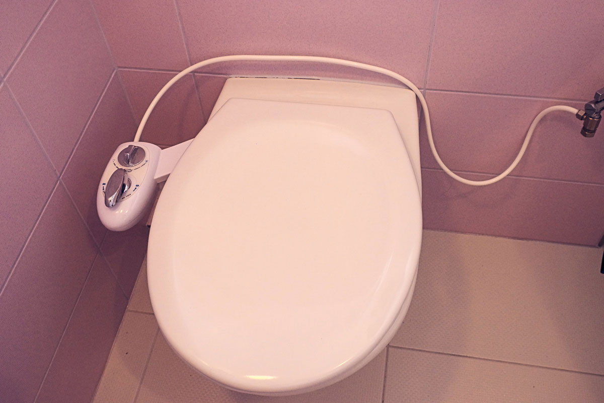 Pro bidetové sedátko nebo přídavný bidet je třeba předem zajistit v závislosti na typu zařízení přívod vody - studené nebo teplé, a případně i elektřiny