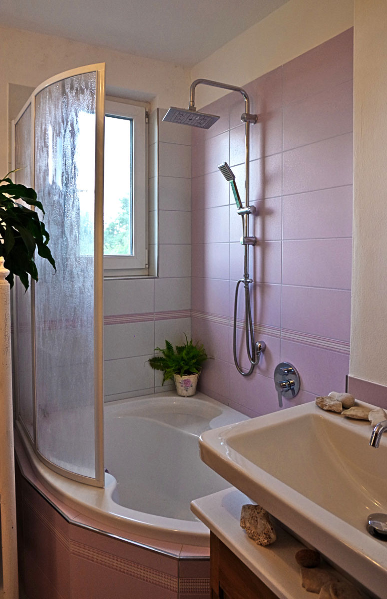 vana a sprchový kout v malé koupelně