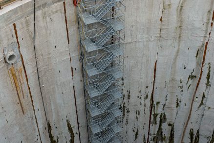 Již v průběhu hloubení sloužila schodišťová věž ze systému lešení PERI UP zavěšená na konstrukci z konzol VARIOKIT pro přístup na dno stavební jámy.