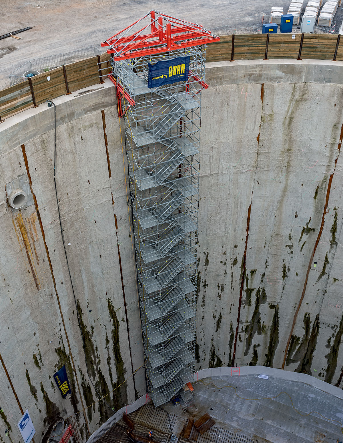 Již v průběhu hloubení sloužila schodišťová věž ze systému lešení PERI UP zavěšená na konstrukci z konzol VARIOKIT pro přístup na dno stavební jámy.