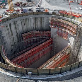 S hloubkou 44 m a průměrem 55 m je čerpací zařízení v Oberhausenu momentálně nejhlubší stavbou v Porúří. Uvnitř ohraničené stavební jámy musely být zhotoveny masivní železobetonové stěny.