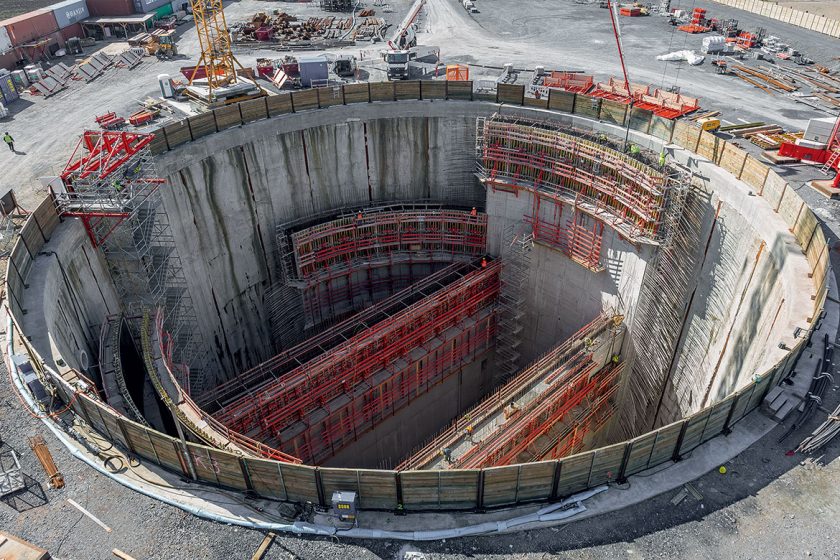 S hloubkou 44 m a průměrem 55 m je čerpací zařízení v Oberhausenu momentálně nejhlubší stavbou v Porúří. Uvnitř ohraničené stavební jámy musely být zhotoveny masivní železobetonové stěny.