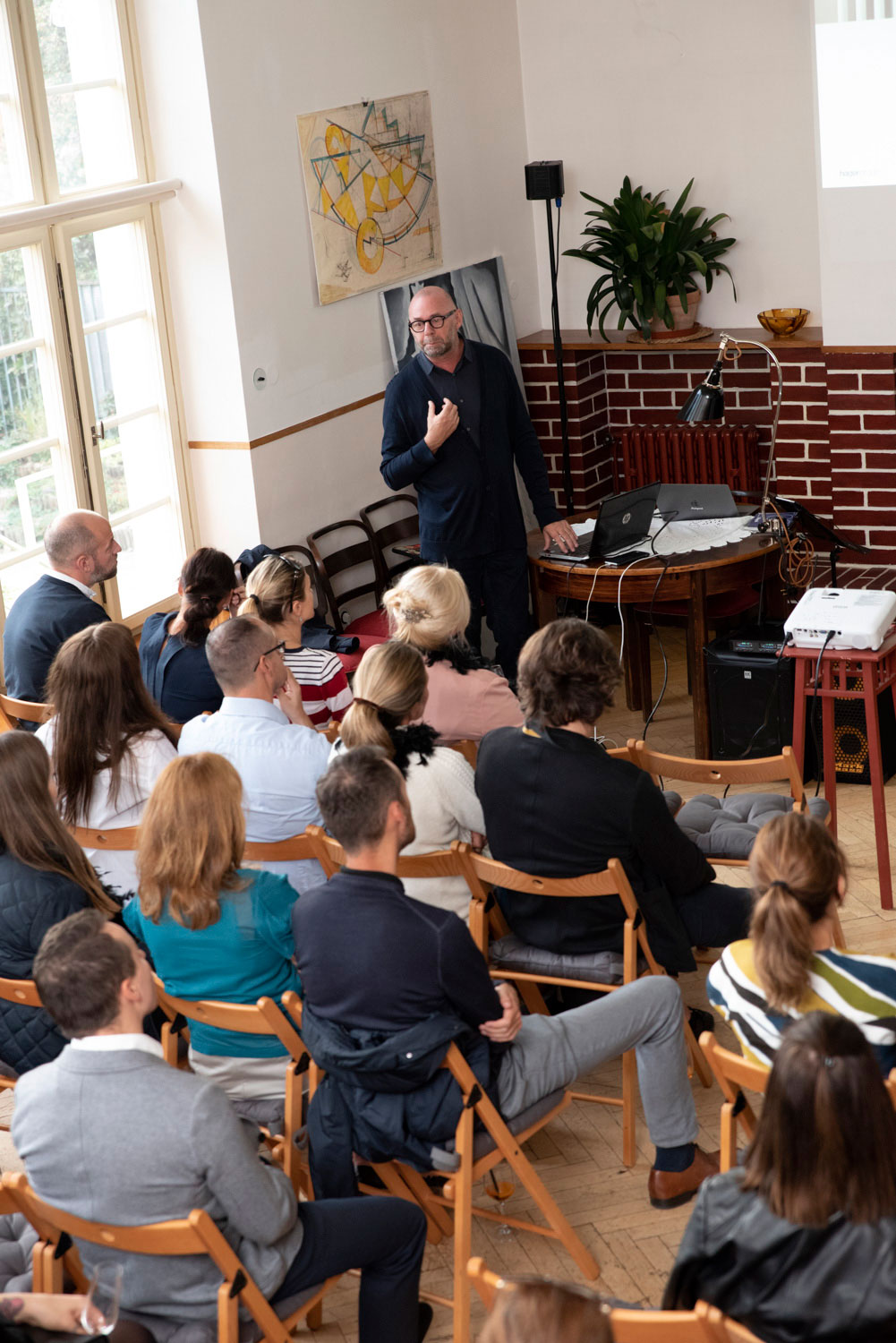 Architektům přednáší Erwin van Handenhoven šéf designu skupiny Hager