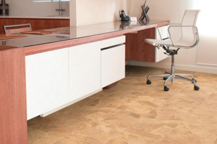 Lepené korkové podlahy se aplikují na suché rovné a pevné podklady nejčastěji beton dřevovláknité a dřevotřískové desky nebo anhydritové potěry