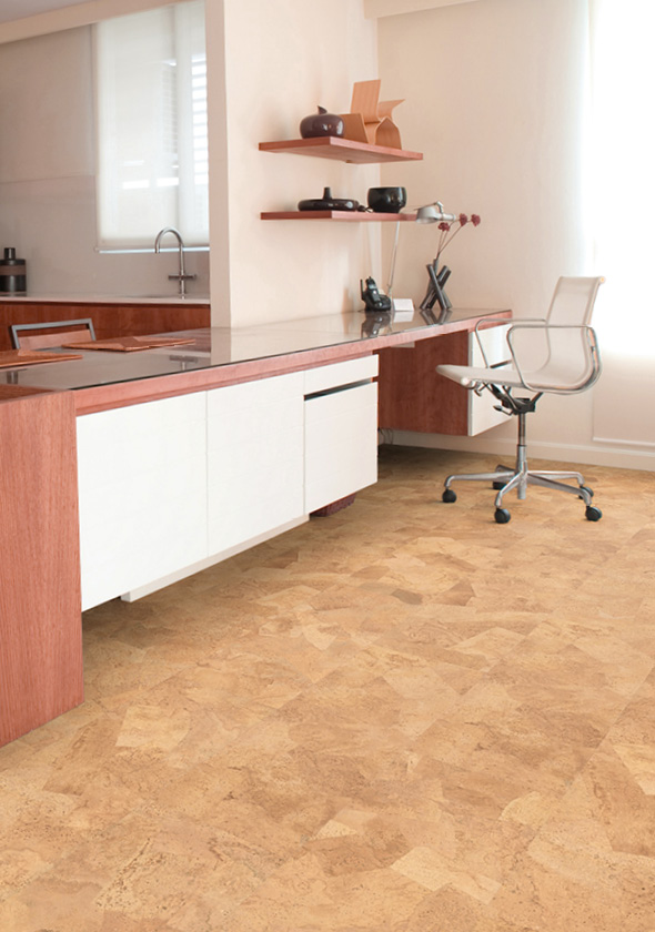 Lepené korkové podlahy se aplikují na suché rovné a pevné podklady nejčastěji beton dřevovláknité a dřevotřískové desky nebo anhydritové potěry